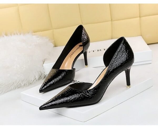 2928-1 European and American style fine-heeled high-heeled shallow pointed side hollow retro metal stone pattern shoes