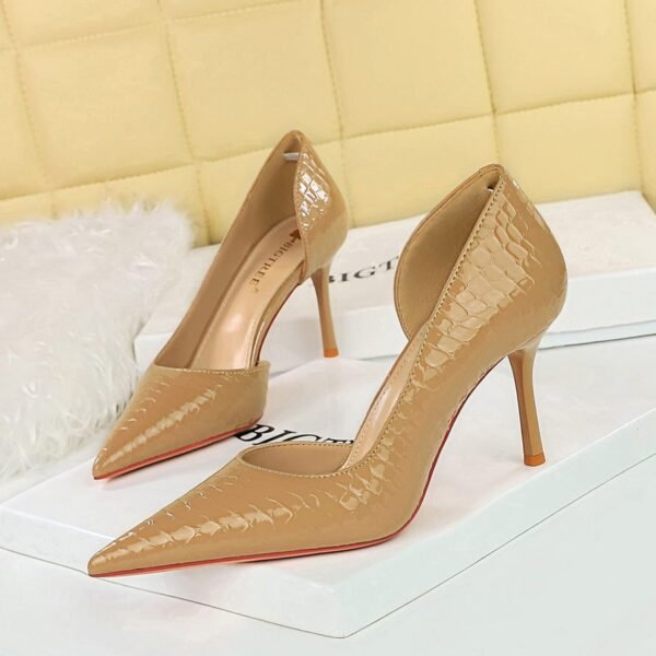 big tree shoes 8238 European and American Fashion Banquet Women's Shoes High Heel Stiletto Low Mouth Pointed Side Hollow Retro Patent Leather Stone Pattern Pumps