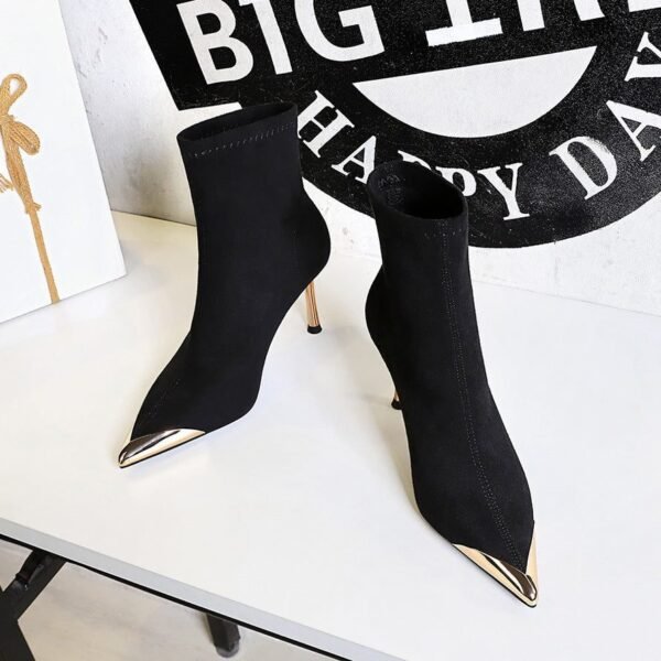 Bigtree Shoes 319-12 European and American Style Fashion Banquet Women's Boots Short Tube Stiletto Heel Metal Pointed Toe Pedicure Slimming Suede Short Boots