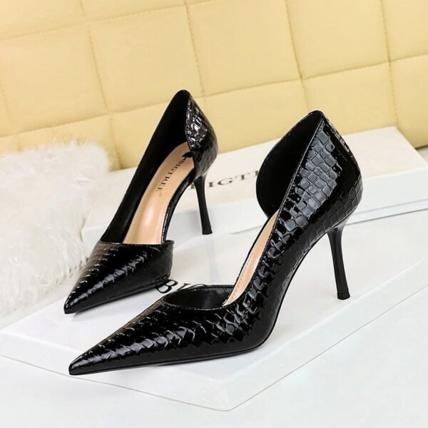 big tree shoes 8238 European and American Fashion Banquet Women's Shoes High Heel Stiletto Low Mouth Pointed Side Hollow Retro Patent Leather Stone Pattern Pumps