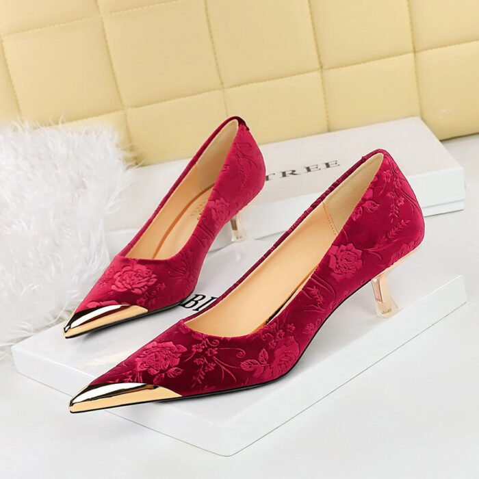 BIGTREE SHOES 237-30 Banquet National Style Women's Shoes Stiletto Mid-Heel Shallow Mouth Metal Pointed Flower Embossed Suede Suede Pumps - Image 2
