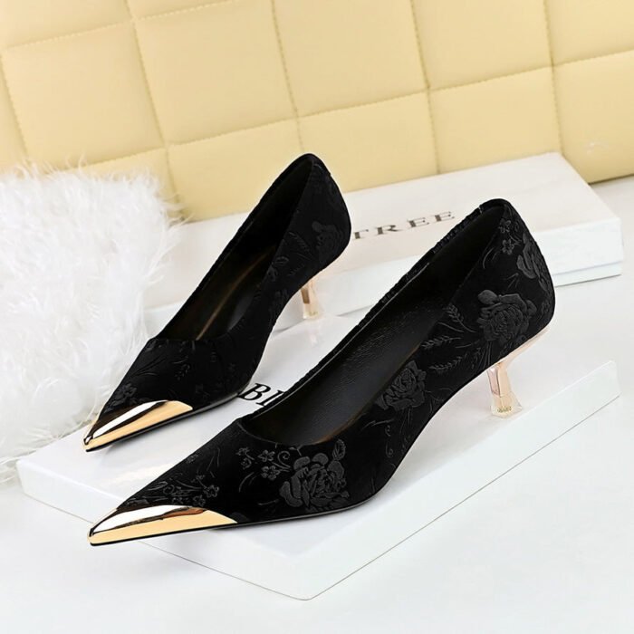 BIGTREE SHOES 237-30 Banquet National Style Women's Shoes Stiletto Mid-Heel Shallow Mouth Metal Pointed Flower Embossed Suede Suede Pumps - Image 3