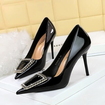 Bigtree Shoes 6122-8 K66 European and American Banquet High Heels Women's Shoes Shiny Patent Leather Shallow Mouth Pointed-Toe Metal Big Rhinestone Buckle Pumps