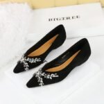BIGTREE 3683-H69 Korean version of temperament women's shoes pointed head shallow mouth suede single shoes rhinestone chain slope heel low heel versatile women's single shoes - Image 3
