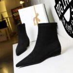 BIGTREE 6383-2 Korean version fashionable and simple low-heeled women's boots low-heeled wedge inner height increase pointed pedicure and thin suede short boots - Image 4