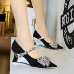 BIGTREE 2905-H72 Korean version of light luxury pointed wedge heel with rhinestone bow decoration contrasting color design high heel single shoes - Image 3