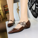 BIGTREE 3683-3K92 Vintage Mary Jane women's single shoes with metal decoration, light mouth, pointed toe, wedge heel, low heel single shoes